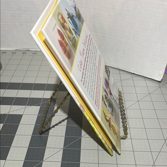 Delish Cupcakes by Color Book - Picture 4 of 8